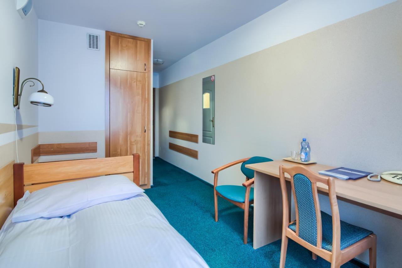 Hotel Konin Konin  Ngoại thất bức ảnh