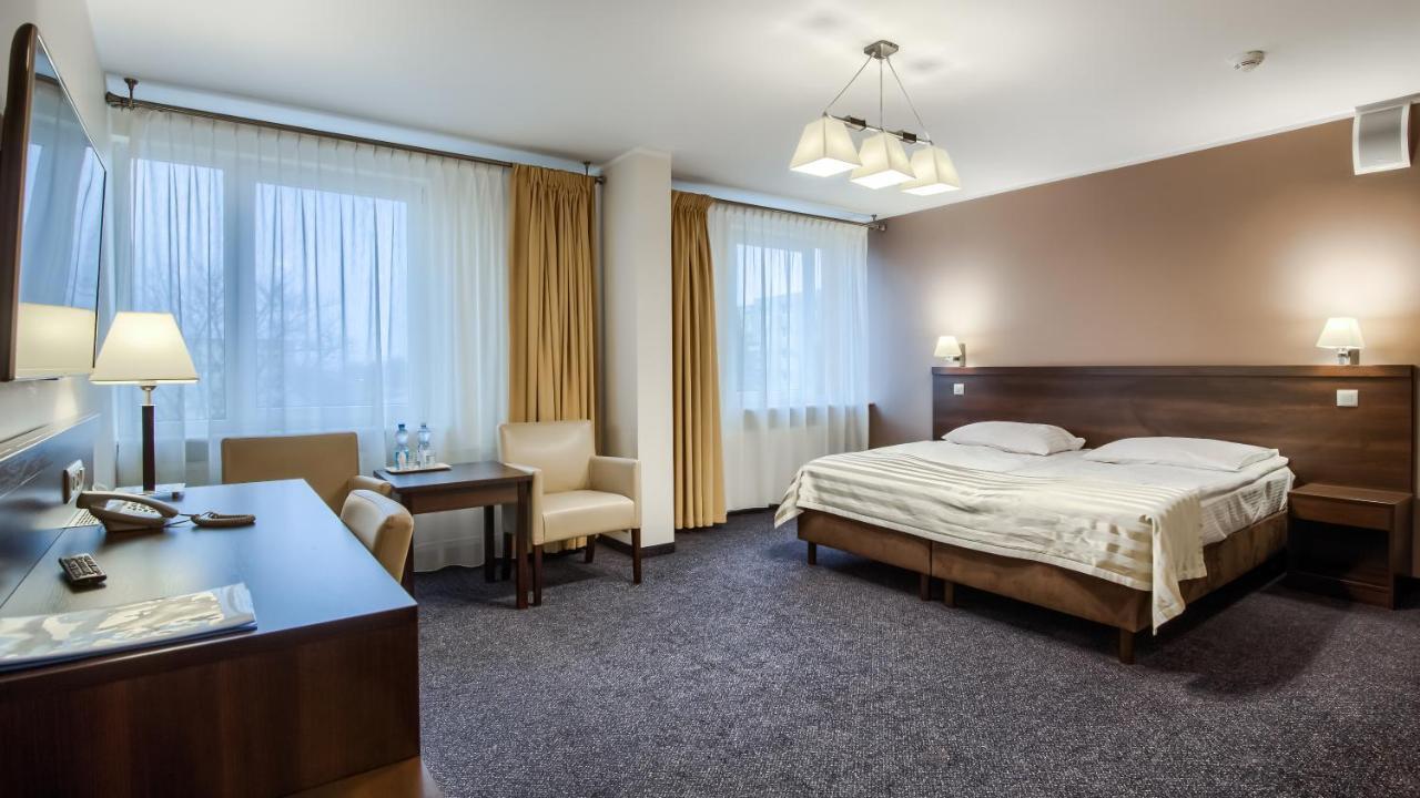 Hotel Konin Konin  Ngoại thất bức ảnh